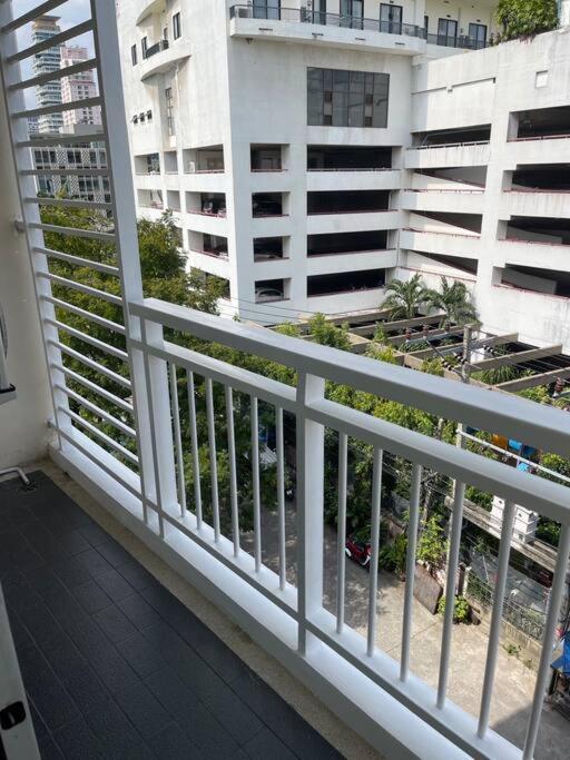 Delightful Condo In Central Location At Sukhumvit 49 Бангкок Екстер'єр фото