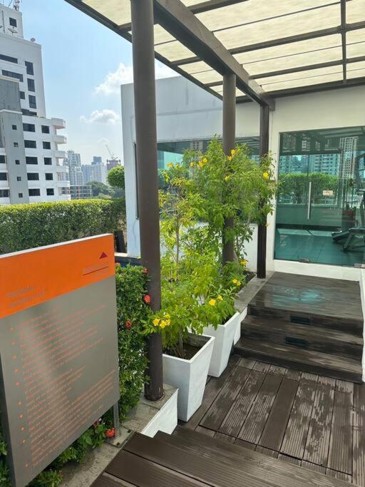 Delightful Condo In Central Location At Sukhumvit 49 Бангкок Екстер'єр фото