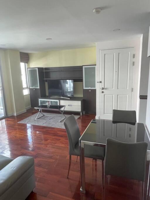 Delightful Condo In Central Location At Sukhumvit 49 Бангкок Екстер'єр фото